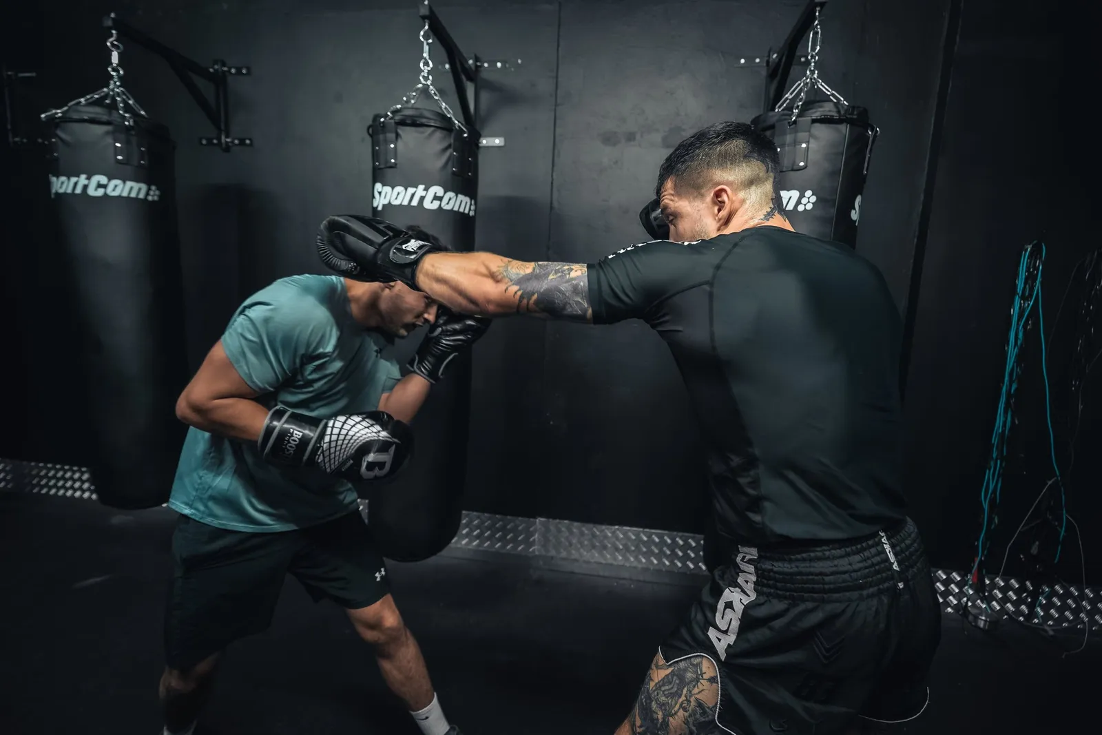 Deux boxeurs à l'entraînement dans la salle Corner Training