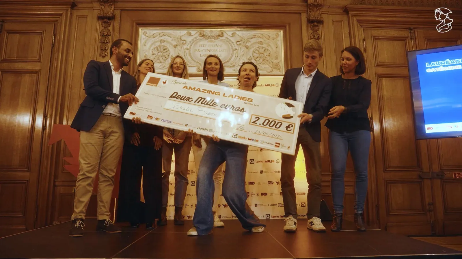 Remise d'un chèque géant sur scène lors d'Amazing Ladies 2025