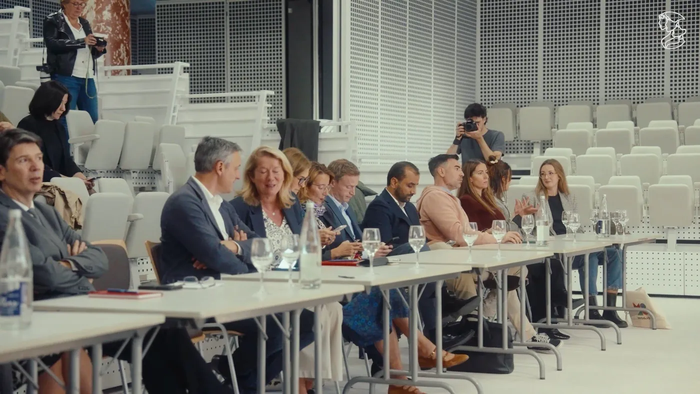Jury réuni autour d'une table lors de la journée Amazing Ladies 2025, filmée par Prizm Studio