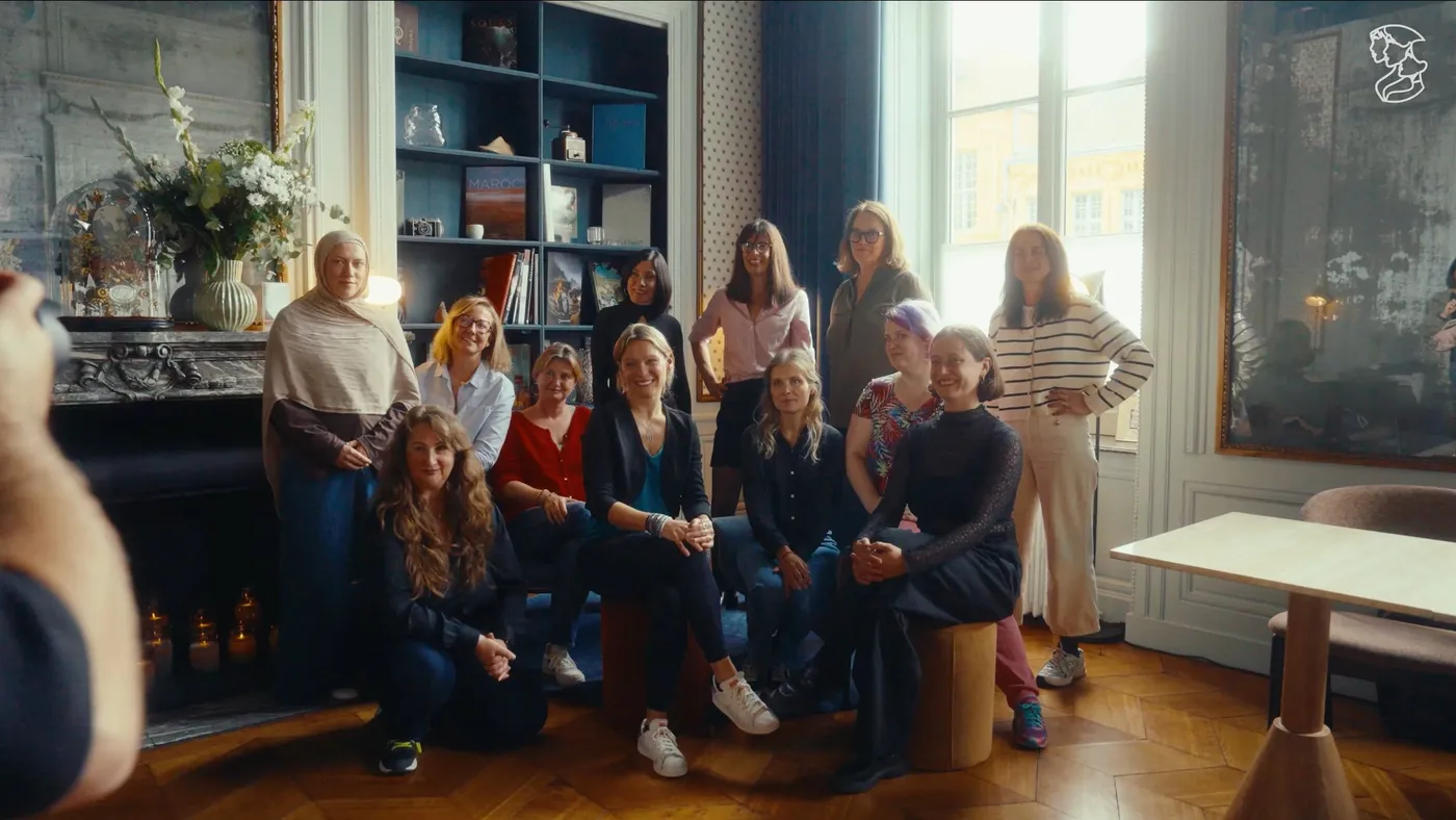 Photo de groupe des participantes d'Amazing Ladies 2025 dans un salon, prise par Prizm Studio