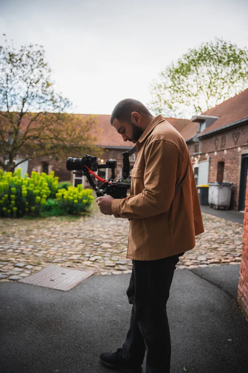 Hakim Taleb en tournage, caméra sur stabilisateur